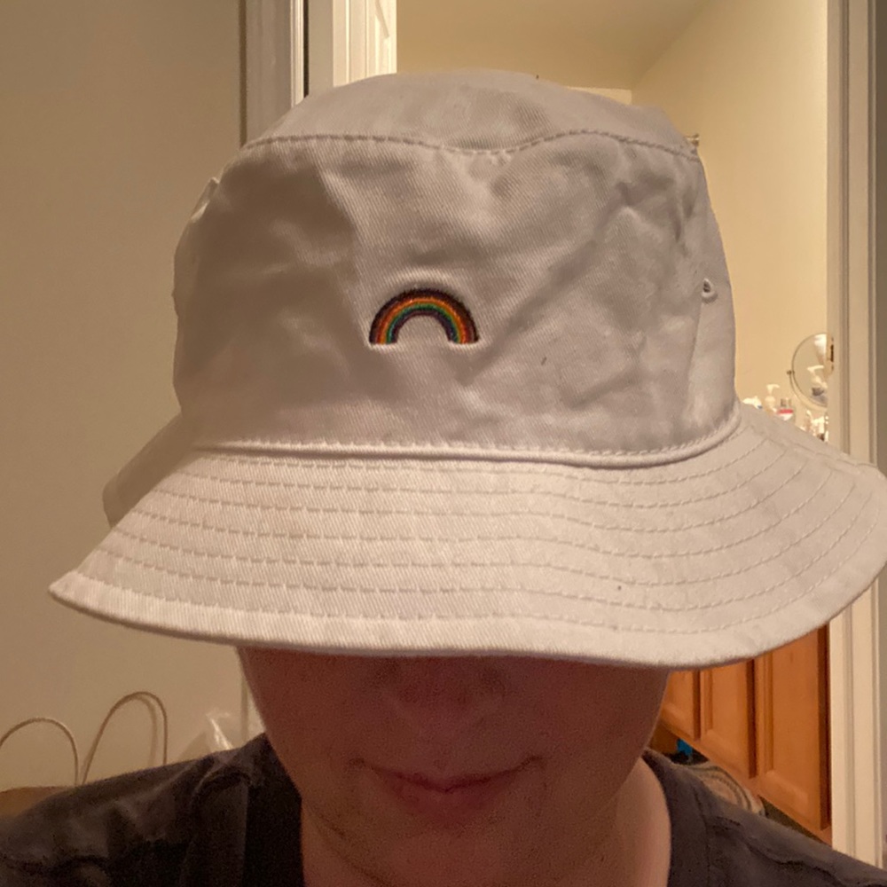 Kenneth Cole Reaction white with Rainbow Hat Pride